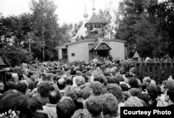 Похороны отца Александра Меня. 1990 год. Фото Сергея Бессмертного