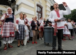 Участники протестов поют песни перед Театром имени Янки Купалы