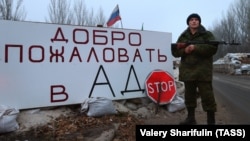 Бойовик російських гібридних сил на в'їзді до окупованої Горлівки (Донецька область), 14 грудня 2014 року