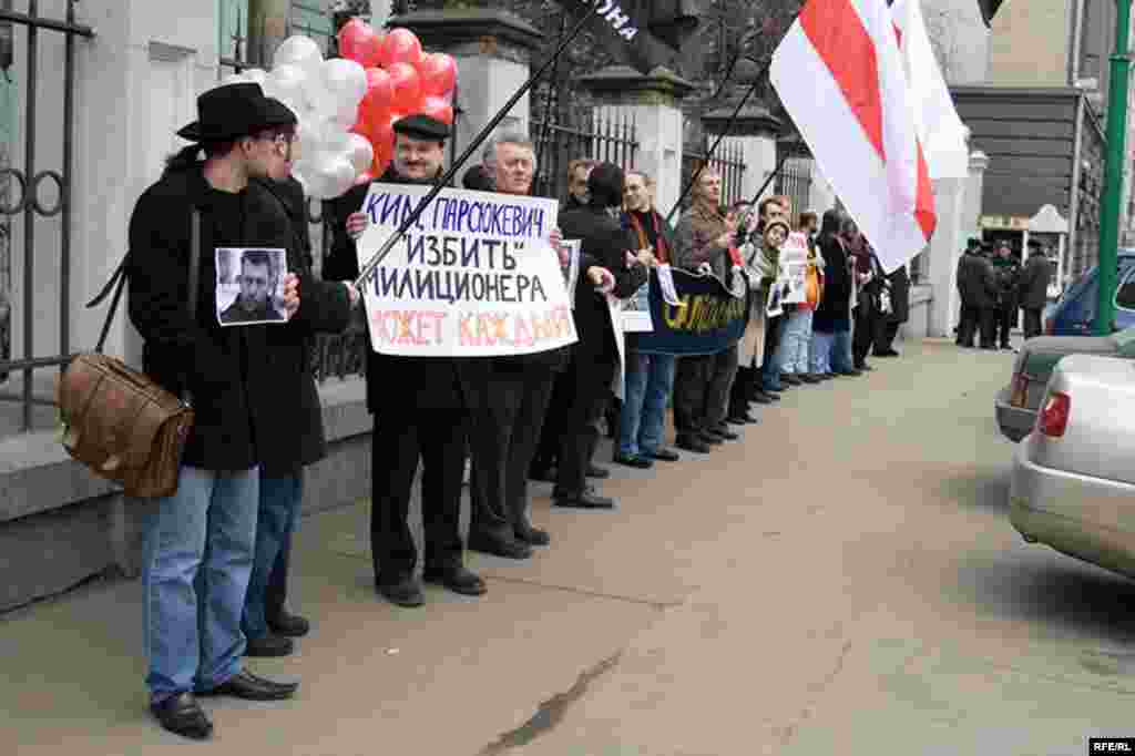 Напротив посольства республики Беларусь на улице Маросейка собралось около 20 человек