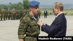 Владимир Путин вручает орден "За военные заслуги", Приштина, 2001 год