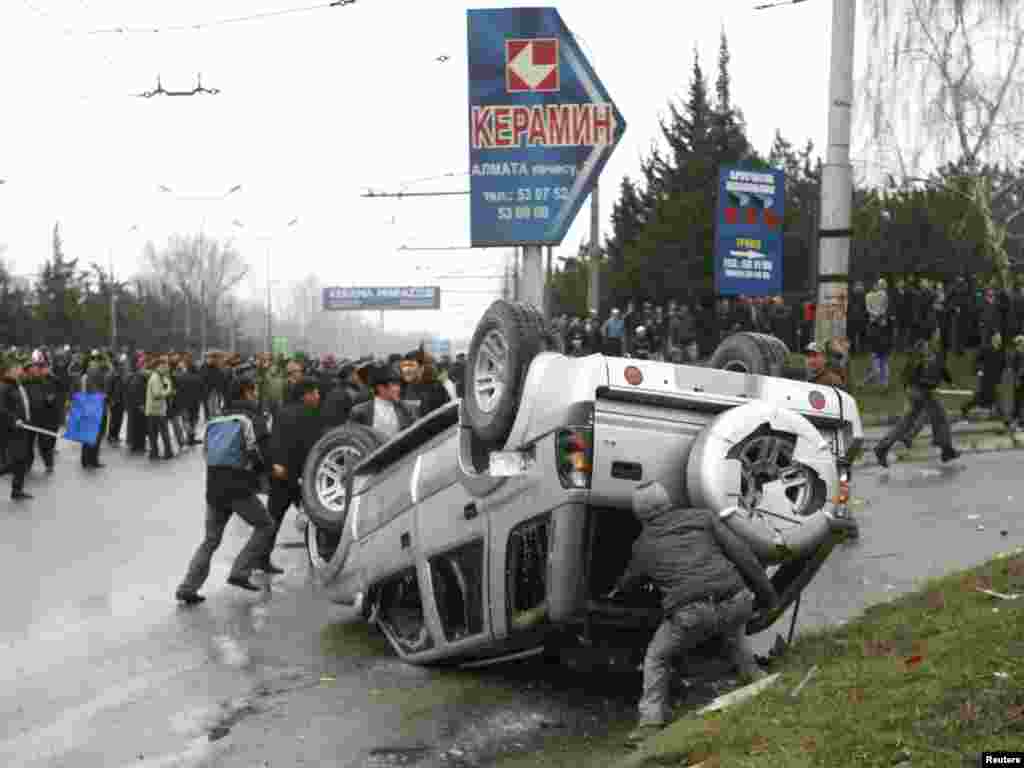 Столкновения демонстрантов с милицией в Бишкеке, 7 апреля 2010