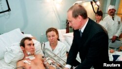 Путин беседует с российским военным, раненным в Чечне. 28 декабря, 1999 год (архивное фото)