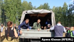 Группа добровольцев отправляется в зону поиска около десяти утра