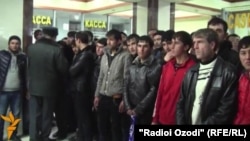 Tajikistan -- Dushanbe, Tajik youths in airport want to go to the Russia for migrants, 15 January 2014