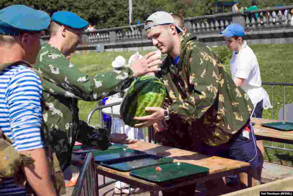 В прошлые года имели место быть случаи безвозмездного изъятия арбузов у торговцев. В этом году решили раздавать их бесплатно.