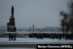 Иркутск. Митинг возле памятника Александру III