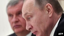 Владимир Путин и глава "Роснефти" Игорь Сечин