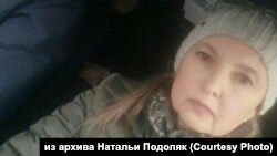 Наталья Подоляк по дороге в ИВС, архивное фото