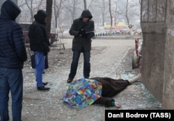 Тело пожилой женщины у одного из жилых домов в районе Восточный