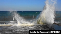 Шторм в Алушті ілюстраційне фото