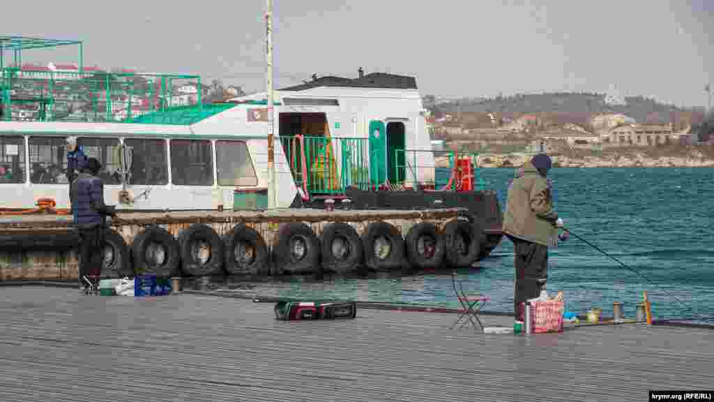 Рибалки на Графській пристані виходять ловити рибу всупереч закликам сидіти вдома