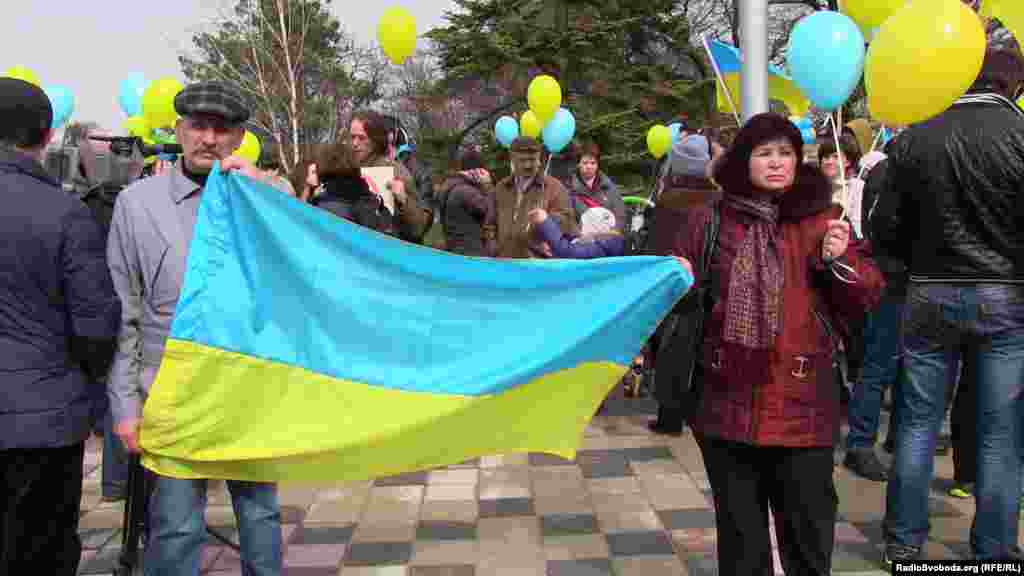 Мітинг проти російської окупації біля пам&#39;ятника Тарасу Шевченку, Сімферополь, 9 березня 2014 року