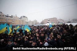 Верующие на площади у Софийского собора в Киеве