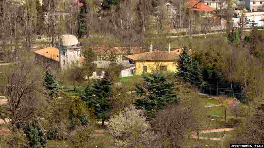 Добре видно й історичну садибу німецького академіка Петра Палласа