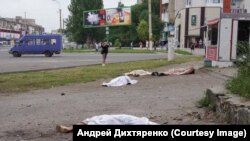 Убитые во время стрельбы люди на улице в Луганске