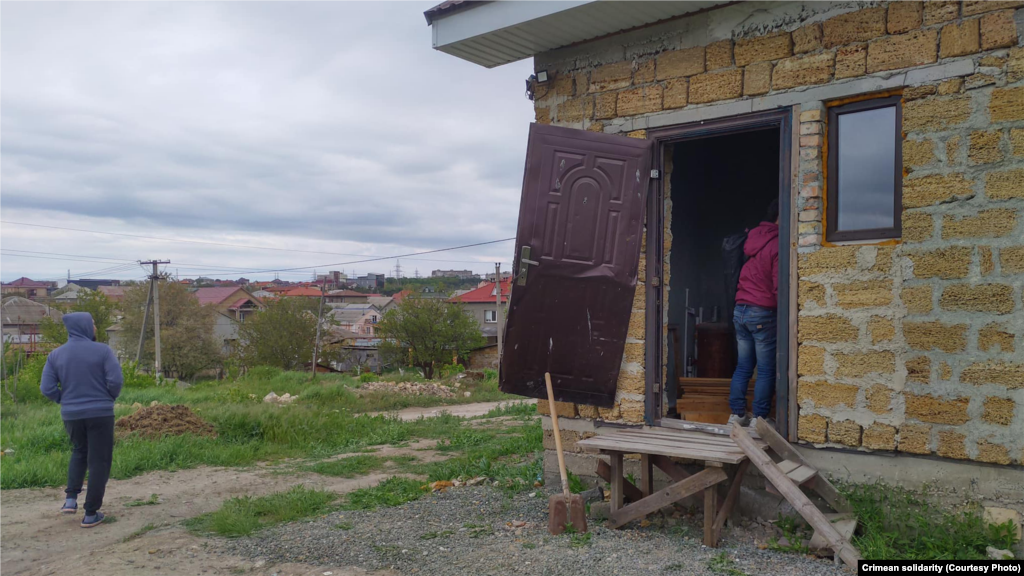 Сусіди розповіли активістам, що бачили, як вранці приїхали силовики, а потім чули стрілянину і те, що у дворі бігали люди