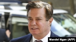 Пол Манафорт прибывает на слушания в суде