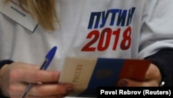 Волонтерка збирає підписи на підтримку Володимира Путіна як кандидата у президенти Росії. Анексований Крим, Євпаторія, грудень 2017 року