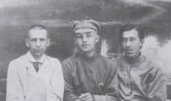 Слева направо: Рюрик Ивнев, Петр Лукомский, Григорий Петников. Симферополь, 1919. Литературно-художественный музей г.Старый Крым.