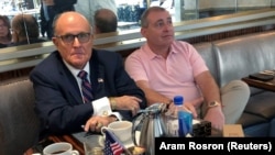 ABŞ prezidenti Trump-ın şəxsi vəkili Rudy Giuliani (sol) və Ukrayan-Amerikalı sahibkar Lev Parnas Vaşinqtonda Trump beynəlxalq hotelində, 20 sentyabr 2019