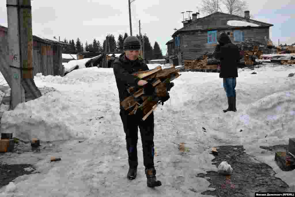 Большинство домов деревянные. На входе почти в каждый лежат доски поверх луж.