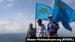 Акция памяти крымских татар, погибших при депортации. Крым, Чатыр-Даг, 16 мая 2021 года