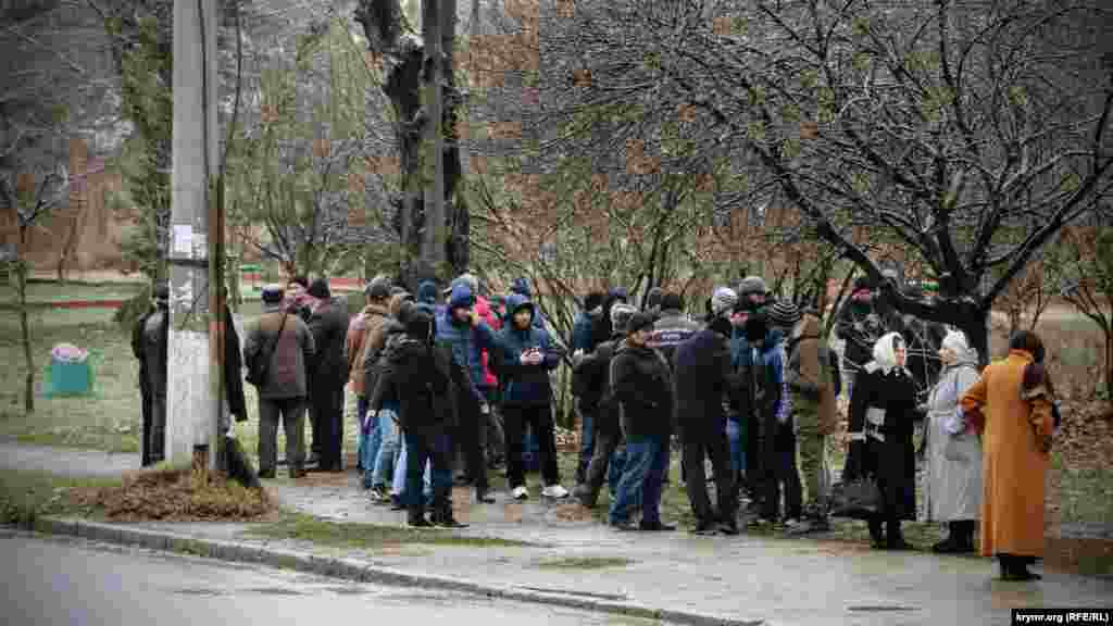 Під будівлею російського Київського райсуду Сімферополя зібралися люди, щоб підтримати адвоката