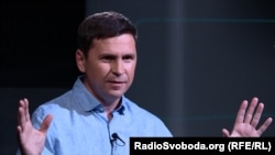 «Неможливо фізично, медійно, психологічно витіснити з першого плана такий репутаційний капітал, який є в Зеленського», – вважає Михайло Подоляк