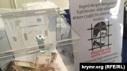 Другий Всесвітній конгрес кримських татар. Продаж футболок із зображенням Мустафи Джемілєва й Ахтема Чийгоза. 1 серпня 2015 року