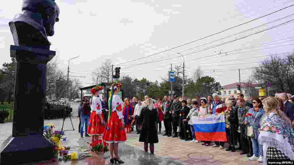 Пізніше почалася офіційна акція за участю депутатів російської міськради Сімферополя, &laquo;Російської громади Криму&raquo; і представників дозволеної російською владою &laquo;Української громади Криму&raquo;. Вони за командою поклали червоні гвоздики до п&rsquo;єдесталу Кобзаря