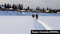 Эвенкийские рыбаки возвращаются в деревню Чинонгу