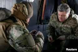 Украинский президент Петр Порошенко в диалоге со своим главнокомандующим в дороге на встречу с личным составом на востоке Украины. Февраль 2015 года