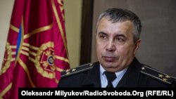 Начальник Вйськово-морського ліцею Віктор Шмигановський поряд з бойовим прапором ліцею, таємно вивезеним з Криму