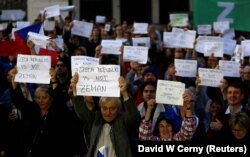 Акція протесту проти президента Чехії Мілоша Земана з вимогою піти у відставку. Учасники акції тримають плакати: «Чеська Республіка – не Земан». Прага, 17 жовтня 2017 рок