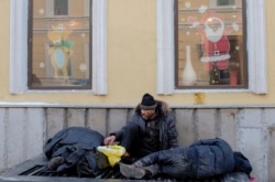 Бездомные люди на улице в Москве