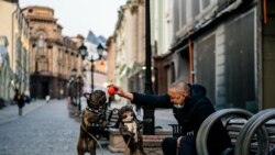 Мужчина с собакой на улице в Москве