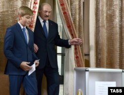 Александр Лукашенко с сыном Николаем на избирательном участке