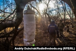 Самодельная боксерская груша в посадке. Вокруг этой импровизированной спортплощадки между деревьями было много воронок от мин, видели мы и остатки неразорвавшейся гранаты от СПГ