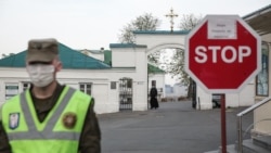 Патрулювання біля Києво-Печерської лаври, яку закрили на карантин через спалах на її території коронавірусу. Київ, 13 квітня 2020 року