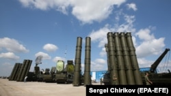 Российские ЗРК S-300 и S-400, иллюстрационное фото