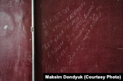 Надпись на школьной доске, оставленная солдатом украинского батальона "Донбасс". Иловайск. 22 августа 2014 года. Фотограф Максим Дондюк