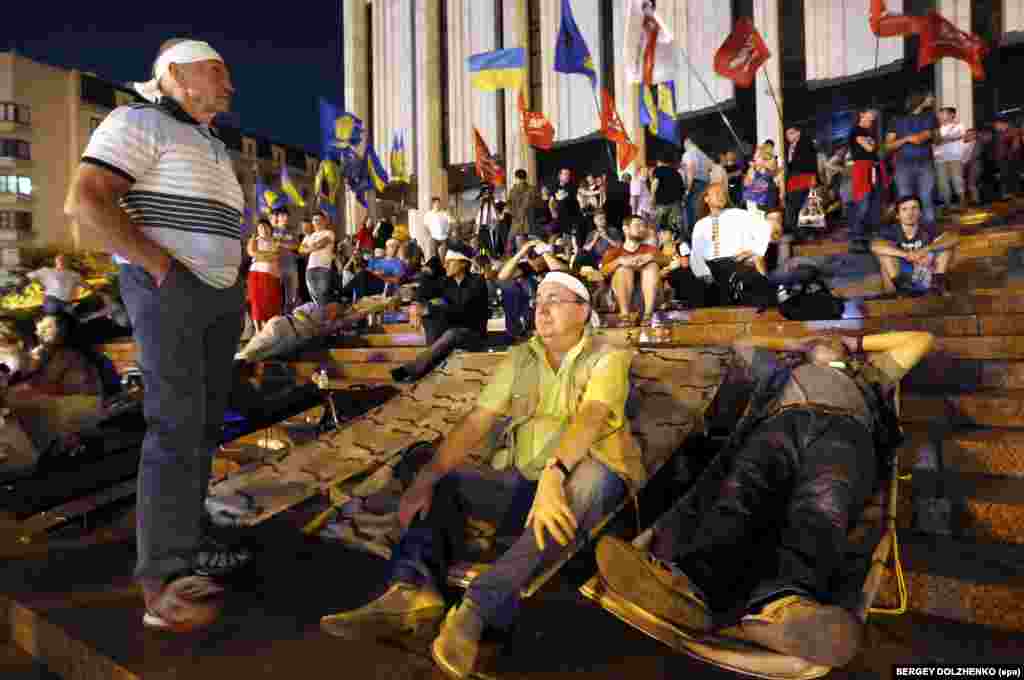 Другий день &laquo;Мовного майдану&raquo;, Київ, 4 липня 2012 року. Ліворуч стоїть народний депутат Ярослав Кендзьор