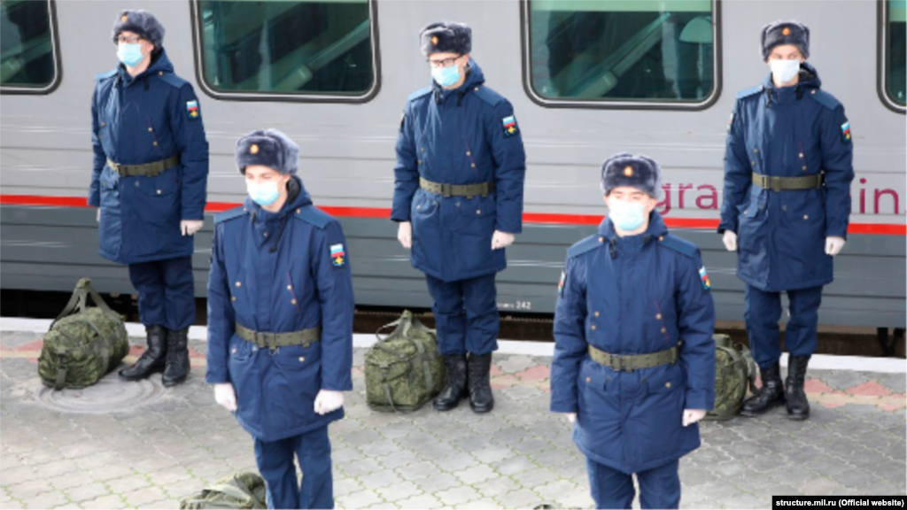 24 листопада. Севастопольців відправляють до Ростова-на-Дону на службу в російській армії. На цьому фото, опублікованому Міністерством оборони Росії, показані лише п&#39;ятеро з них, однак у той день із Севастополя до Росії відправили близько тридцяти призовників. В ООН неодноразово наполягали на тому, щоб Росія припинила призов жителів Криму до своїх збройних сил. Як стверджують у &laquo;Кримській правозахисній групі&raquo;, проводячи призов кримчан до своєї армії, Росія порушує Женевську Конвенцію про захист цивільного населення під час війни. При цьому українські правозахисники ще й регулярно фіксують кримінальні справи, які підконтрольні Кремлю відомства на півострові заводять на кримчан за ухилення від служби в російських збройних силах: за їхніми словами, тільки в листопаді було як мінімум три нові кримінальні справи і два вироки у таких справах