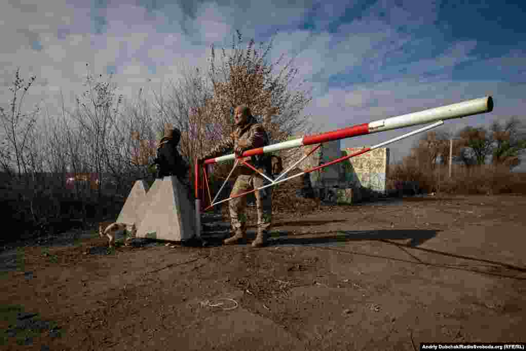 Одна з причин розведення саме тут &ndash; надія на те, що КПВВ &laquo;Золоте&raquo; таки запрацює