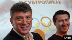 Russia -- Opposition figure and former deputy prime minister Boris Nemtsov (L) and Leonid Martynyuk, a member of the Solidarity movement, at a news conference in Moscow, 30May2013