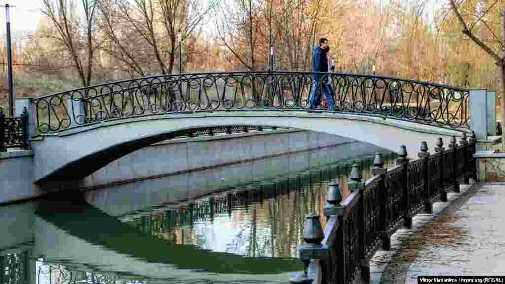 Пройшовши кілька метрів, попадається невеликий акуратний місток. Його відремонтували торік