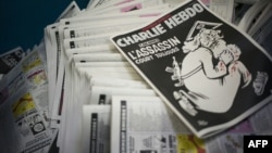 Обложка специального выпуска Charlie Hebdo, посвященного годовщине нападения на редакцию журнала