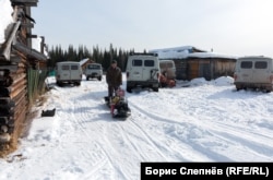 Житель Чинонги Георгий Сафонов объезжает на мотособаке УАЗики приезжих рыбаков