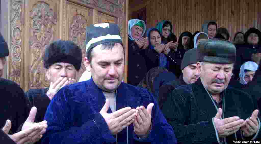 Tajikistan -- Funeral Faiziniso Vohidova, tajik famous human rights defender, Bobojon Ghafurov district, 4Jan2019